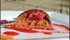 Dômes à la mousse au chocolat truffée de framboises et d'éclats de spéculoos