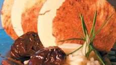 Mille-feuille de fromage Ossau-Iraty et pruneaux d'Agen