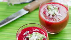 Gaspacho betterave, fraise, pesto de Roquefort