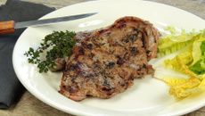 Tranche de gigot d'agneau au barbecue