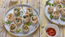 Wraps apéritifs aux oignons caramélisés, crème de roquefort, poire et roquette
