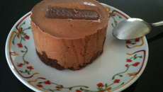 Mousse au chocolat sur croquant au chocolat praliné