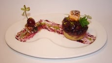 Mon clafoutis régressif aux amandes et cerises caramélisées à la vanille, et son chamallow brûlé