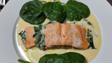 Saumon à l'unilatéral au beurre blanc et épinards