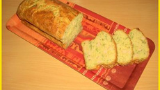 Cake au poulet, courgettes et échalotes