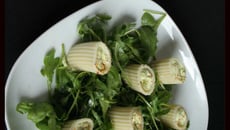 Salade de pâtes aux pistaches et au fromage de chèvre sur fond de roquette