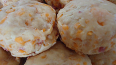 Scones à la moutarde, mimolette et jambon cru