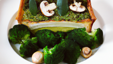 Dos de bar en crôute sylvestre, purée de brocoli, effilochée de chou vert et champignons
