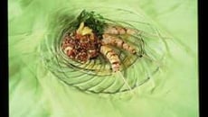 Salade de riz complet à l'oriental, brochette de queues de gambas, vinaigre balsamique