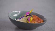 Cabillaud confit à l’ail noir, sabayon vinaigre, pulpe de céleri