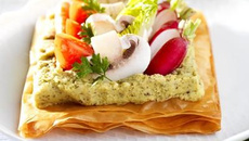 Tarte fine de légumes sur un lit de Tapena® Pois chiches verts à la menthe