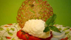 Une mousse de chocolat blanc sur un carpaccio de fraises à la menthe