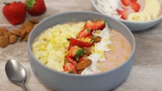 Smoothie bowl fraises, amandes et coco
