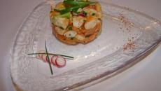 Tartare de saumon fumé, crevette et avocat au citron et piment d'Espelette