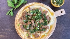 Agneau grillé au cumin, sauce à la menthe et persil plat, pain plat et houmous