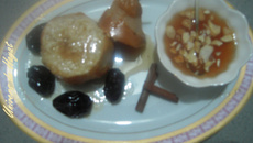 Poire au cœur d'amandes sauce sucrée au pruneaux