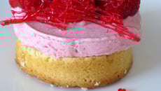 Sablé breton, mousse de fraises Label rouge et caramel rouge