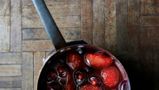 Pêche pochée au vin