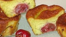 Petits gâteaux au yaourt, cerises et pistaches
