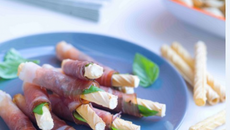 Gaufrettes à l'emmental enveloppées de parme