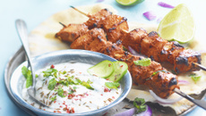 Brochette de poulet tandoori et émincé de concombre au Chavroux®