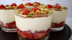 Trifle de fraises à la crème et aux pistaches