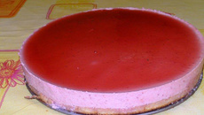 Nuage de fraises sur génoise