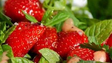 Salade d'herbes et de fraises aux parfums d'été