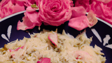 Kashmiri pulao aux pétales de rose (riz indien) avec sa raïta