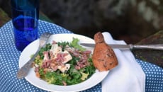 Salade américaine au fromage roquefort et noix