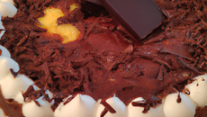 Gâteau au yaourt avec des œufs en chocolat