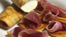 Petits feuilletés de brie de Meaux jambon de Paris et cerfeuil