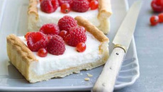 Tarte au fromage blanc et framboises.
