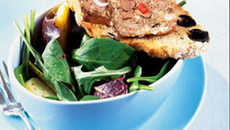 Tartine de pâté de campagne, roquette et épinards