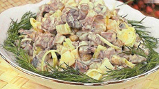 Salade de beuf avec des champignons