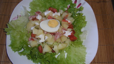 Salade au bacon et sauce au fromage blanc