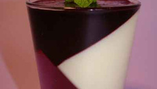 Petites verrines à la violette, chocolat ivoire et coulis de myrtilles