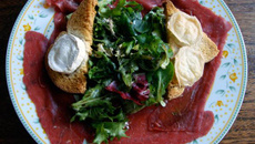 Carpaccio de bœuf, salade et toast de chèvre chaud