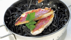 Filets de rouget roche sur un nid de pâtes fraîches, sauce vierge.