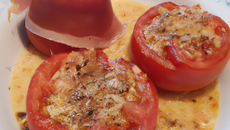 Tomate farcie à la semoule aillée et au jambon cru