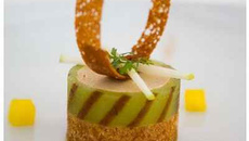 Mousse de foie gras en gelée de pommes vertes et pain de cannelle