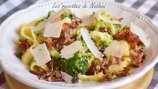 Gratin de pâtes calamarata aux brocolis, lard et tomates séchées