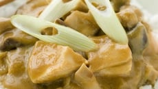 Chapon farci au foie gras et coquillette à la crème