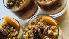 Verrine à la crème au nutella et crumble de spéculoos aux pêches