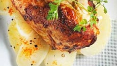 Volaille laquée, petits palets de navets au safran Par Grégory Cuilleron