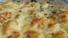 Gratin de pommes de terre, poisson et épinards