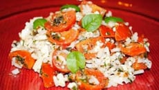 Riz froid avec tomates cerises, féta et fines herbes