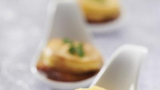 Tapas de quenelles au brochet, truite fumée et sauce au vin rouge