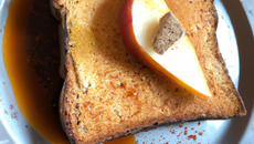 Foie gras sur son lit de poire et miette de pain d épice