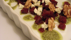 Salade de betterave au roquefort et aux noix, vinaigrette au pesto de pistache